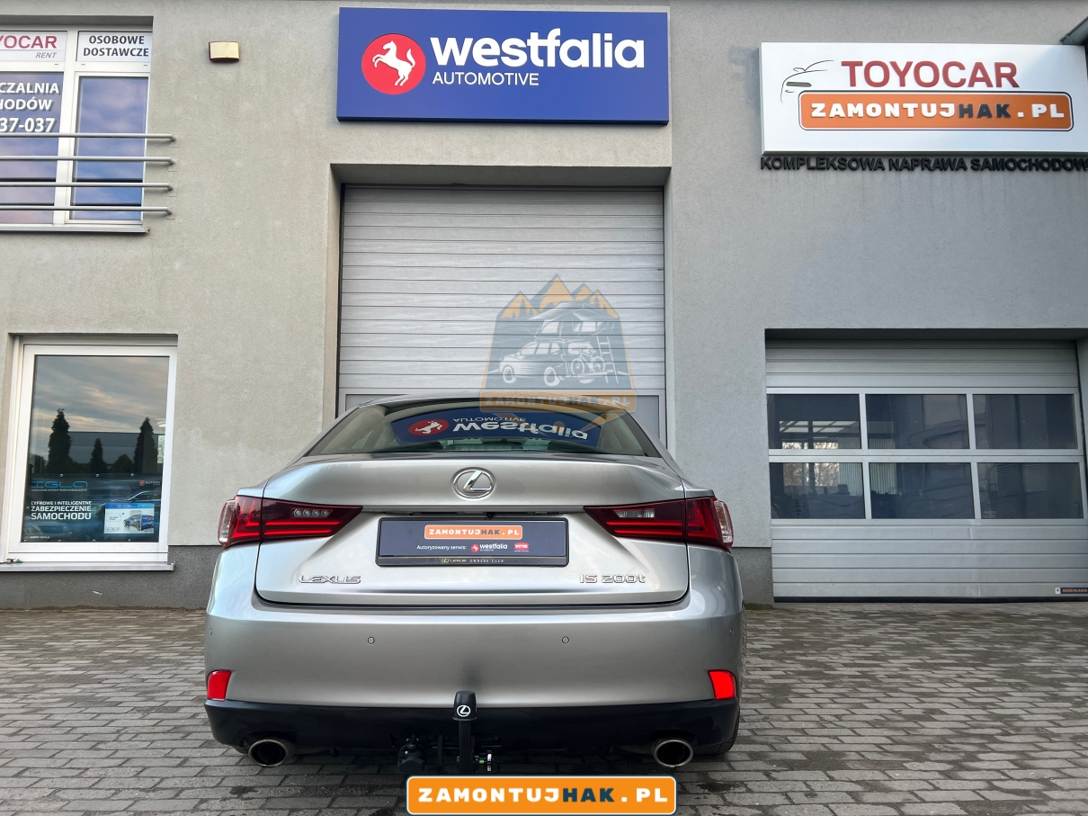 zdjecie samochodu lexus is z hakiem holowniczym